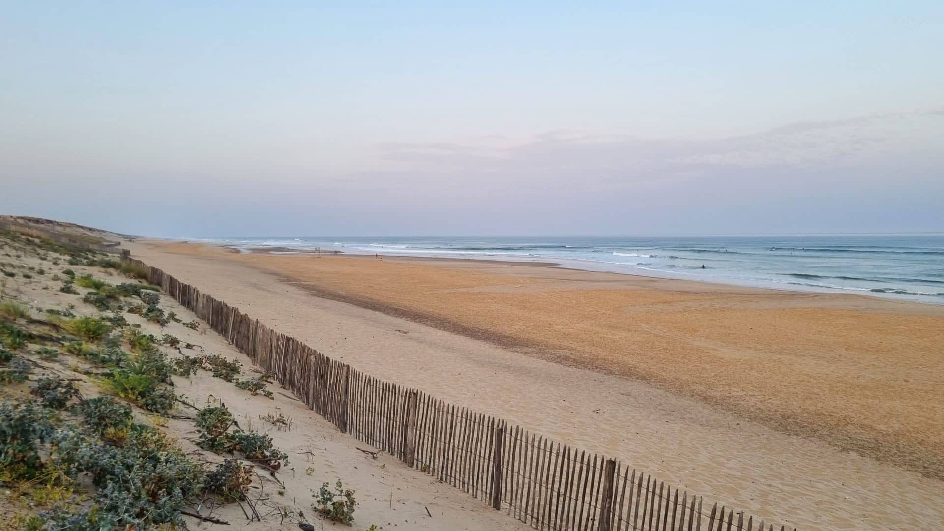 Plage de Lacanau au levée du soleil située à quelques minutes à pieds de Côte Plage