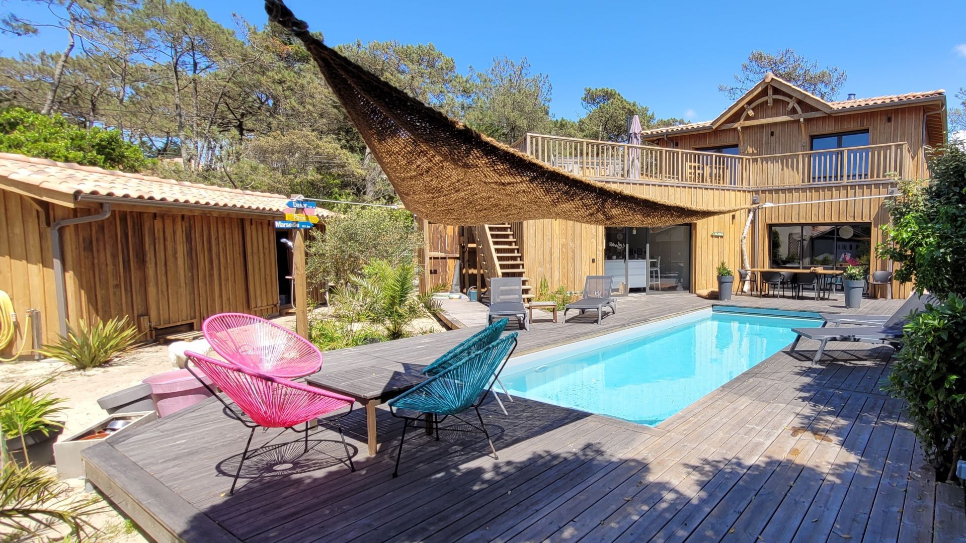 Une maison d'hôtes à Lacanau spacieuse et construite en bois avec deux chambres et une piscine