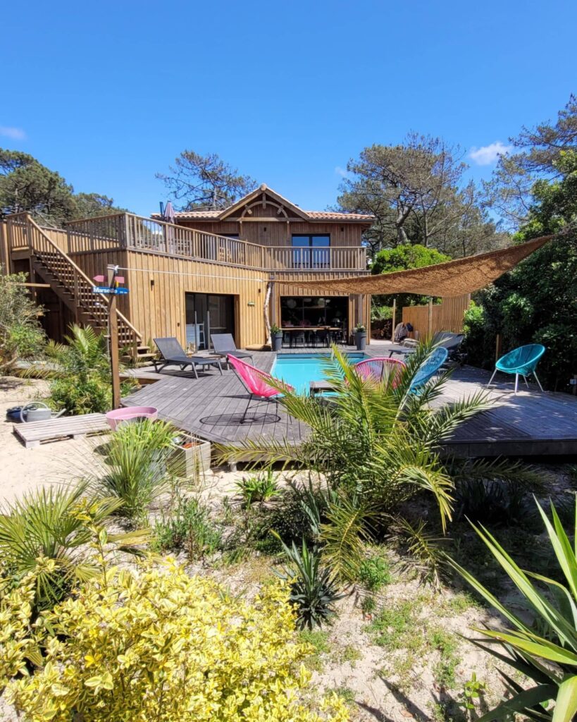 Le jardin avec piscine de la maison d'hôtes